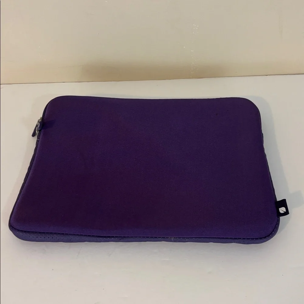 Incase Women's iPad Padded Zippered Bag in Purple